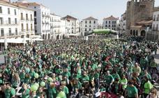 La marcha contra el cáncer tiñe de verde las calles de Cáceres