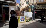 Los comerciantes han colocado un nuevo cartel de protesta y piden un «milagro» a la patrona. :: j. rey/