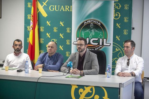 Acto de presentación de Jucil; con gafas, Cristian Eric. :: jorge Rey/