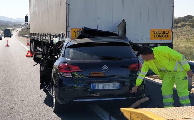 El conductor del coche que chocó con un camión cerca de Riolobos sigue grave en la UCI