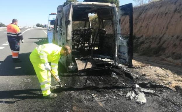 Calcinada en la A-5 una ambulancia que trasladaba a tres pacientes de Badajoz a Madrid