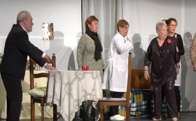 El grupo teatral «Teatregenal» de Fregenal de la Sierra representó con gran éxito la obra de teatro «Amor pasado por agua»