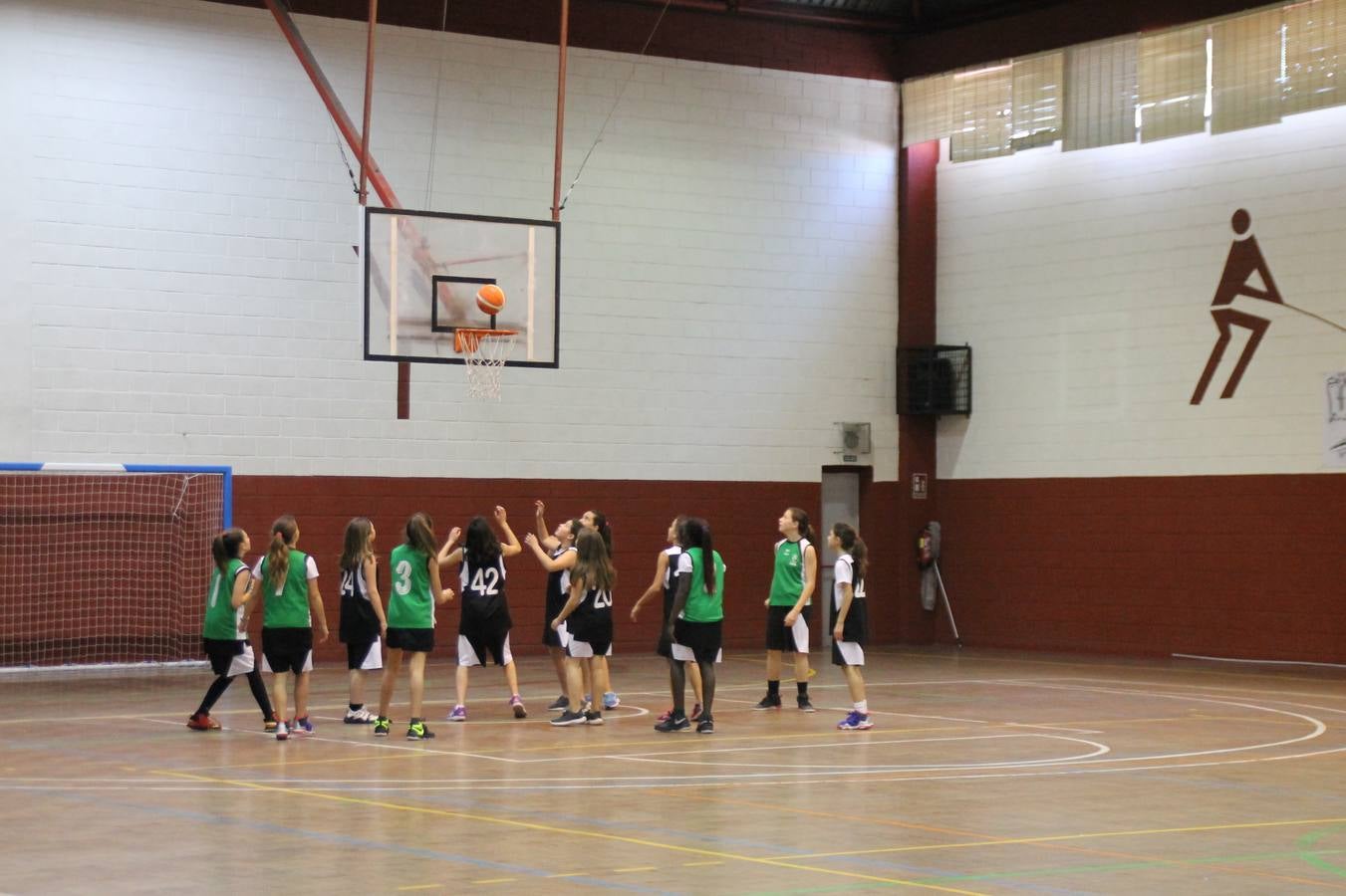 El Xerixia hace el pasillo a la cantera del baloncesto en Jerez