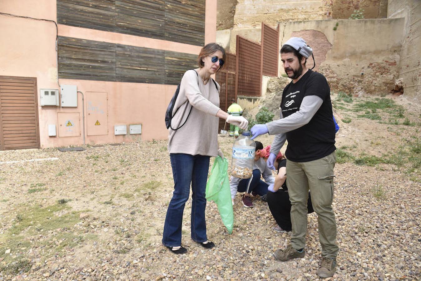 Voluntarios contra la basura invisible en Badajoz