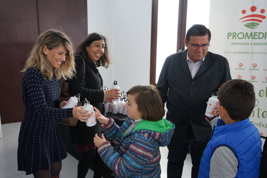 Reparto de botellas reutilizables para reducir residuos en los colegios