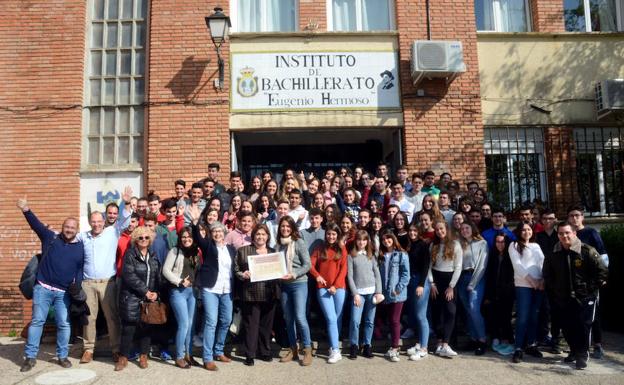 Los alumnos del IES Eugenio Hermoso de Fregenal de la Sierra realizan una actividad solidaria por San Valentín