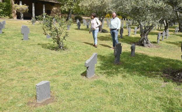 Alemania limpia las pintadas y cambiará las cruces rotas en su cementerio de Yuste