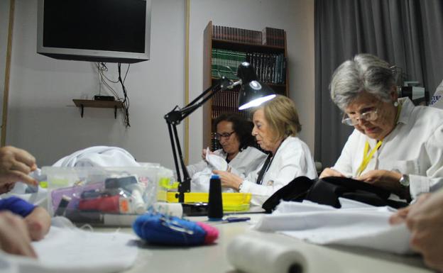 Un taller de costura para acompañar a la Soledad