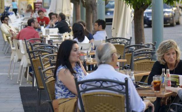 Los bares podrán cerrar dos horas más tarde en Semana Santa