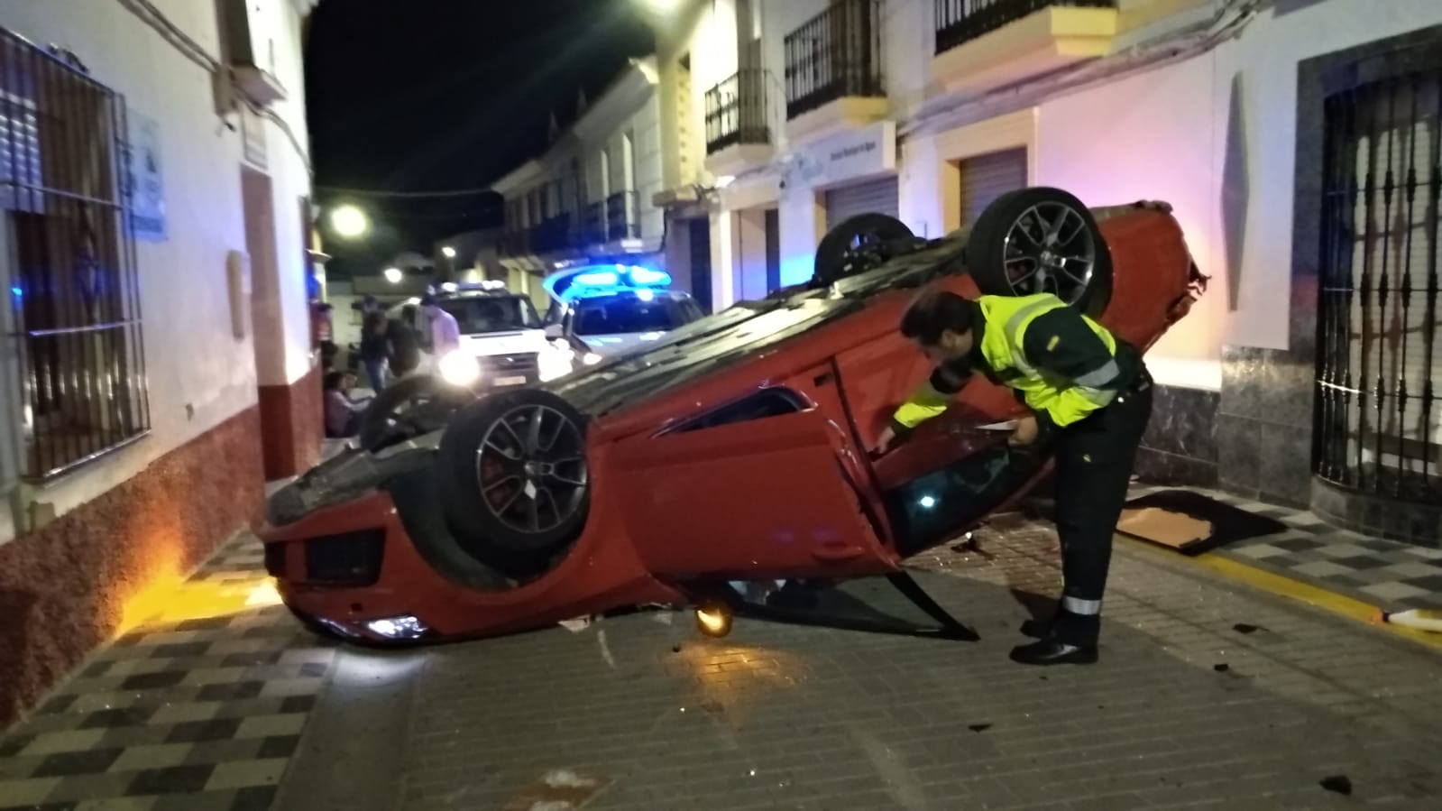 Un coche vuelca en Lobón tras chocar contra un turismo y dos casas