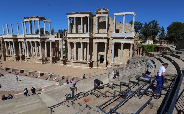 El Teatro Romano de Mérida compatibiliza las obras de su graderío con la visita de turistas