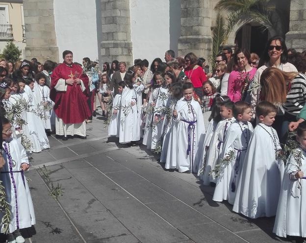 Los niños inician la Semana Santa de Quintana protagonizando la procesión del Domingo de Ramos