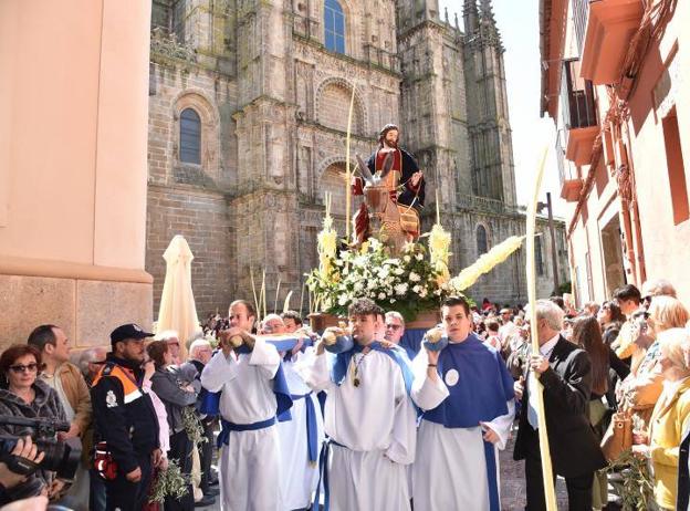 Decenas de fieles acompañaron a la Borriquita de Plasencia el año pasado