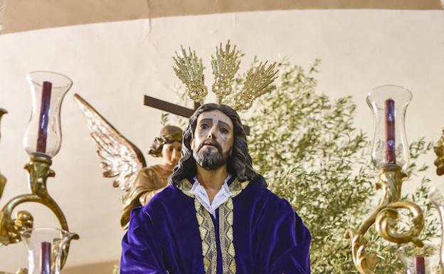 Una lluvia de pétalos recibirá a la madre del Lunes Santo en la pacense calle San Juan