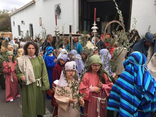 Las procesiones de la Borriquita son cada año más participativas en Almendralejo