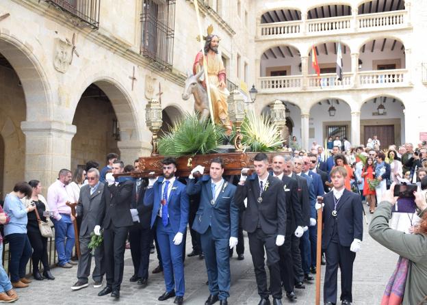 La procesión de 'La burrina' sale con buena afluencia de público en Trujillo