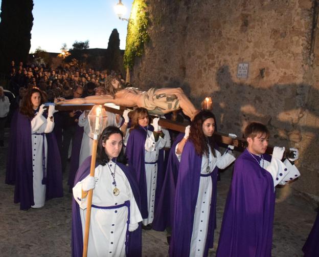 Numerosos devotos acompañan al Via Crucis por la parte antigua de Trujillo