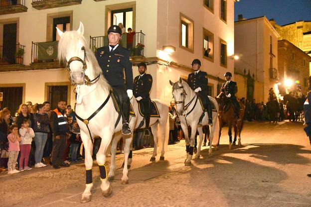 Policías nacionales a caballo abren hoy la procesión del Cristo de la Columna en Plasencia