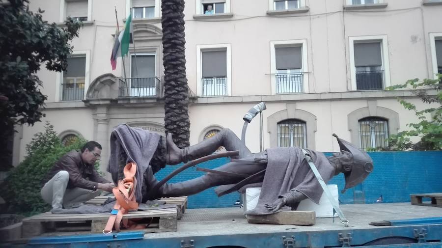 Instalan la estatua de Menacho en la avenida de Huelva de Badajoz