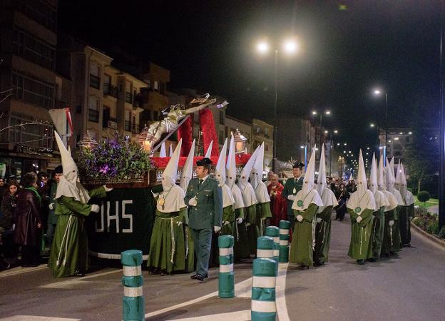 La estación penitencial del Cristo de la Salud sale en la madrugada del Jueves Santo en Coria