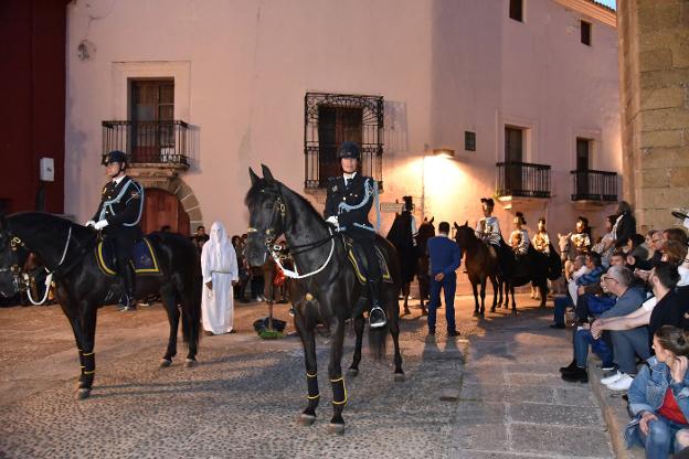 Caballos y romanos ensalzan al Cristo de la Columna en Plasencia