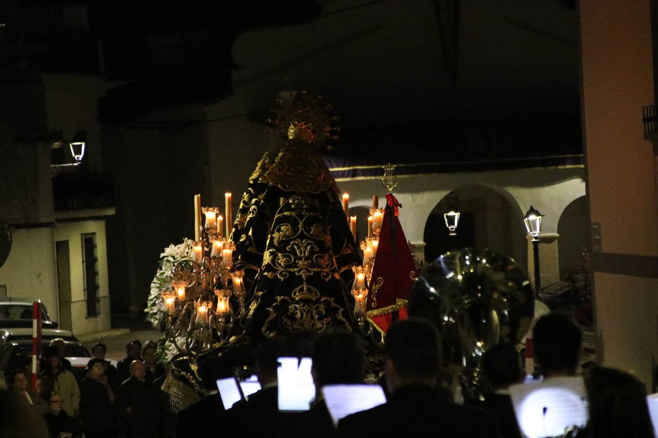 Silencio y recogimiento en la procesión de Martes Santo
