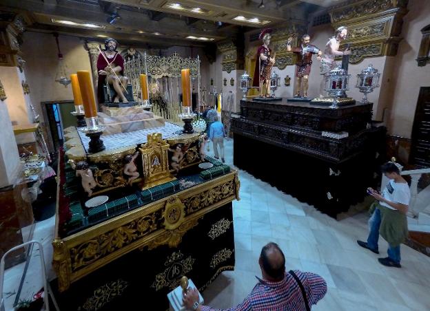 La lluvia deja en el aire el día grande de la Semana Santa de Badajoz