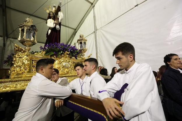 La lluvia pudo con las ganas de salir en procesión en Mérida