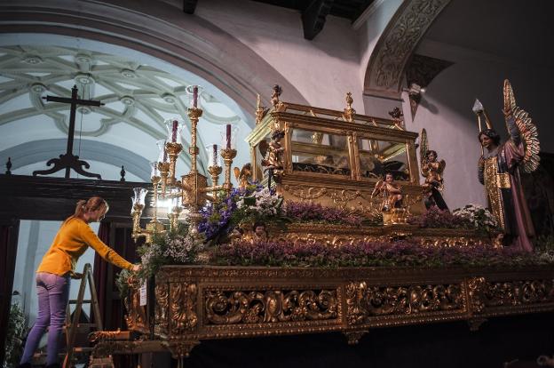 El luto se impone hoy en Badajoz en los cortejos del Santo Entierro y la Patrona