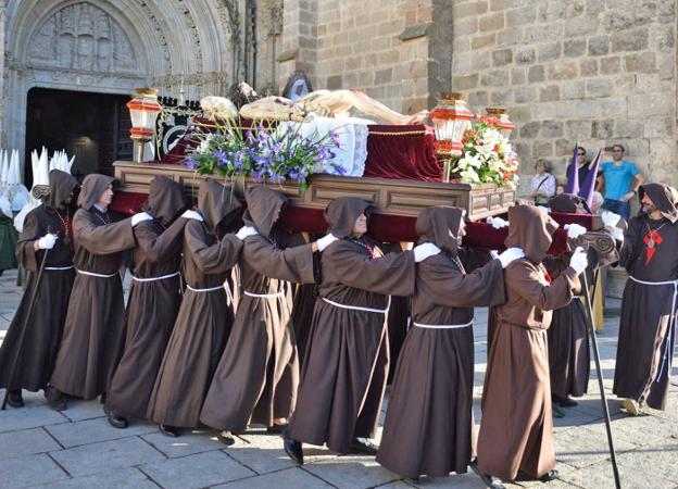 La estación procesional del Silencio cierra los desfiles del Viernes Santo cauriense