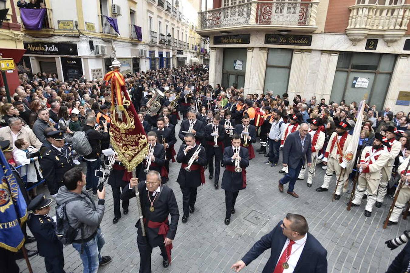 La procesión del Ecce-Homo y la Soledad en Badajoz se vio alterada por la lluvia