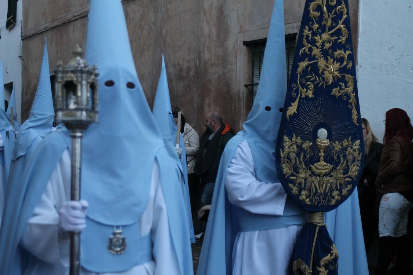 La procesión de las túnicas celestes apenas se asomó a la calle