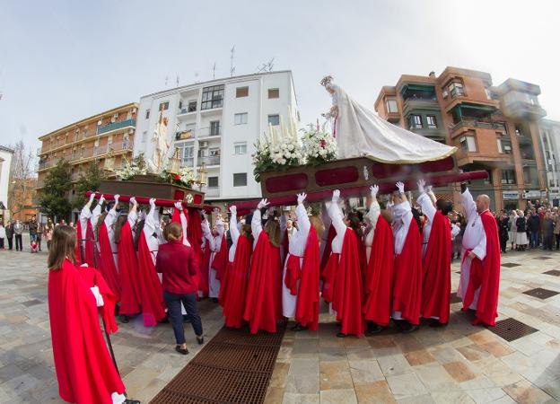 La Semana Santa cauriense cierra sus desfiles procesionales con El Encuentro