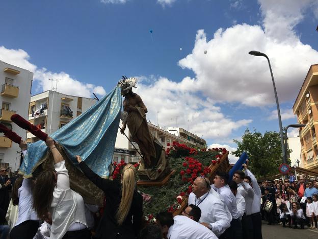 La procesión del Cristo Resucitado congregó a cientos de personas en La Paz de Almendralejo