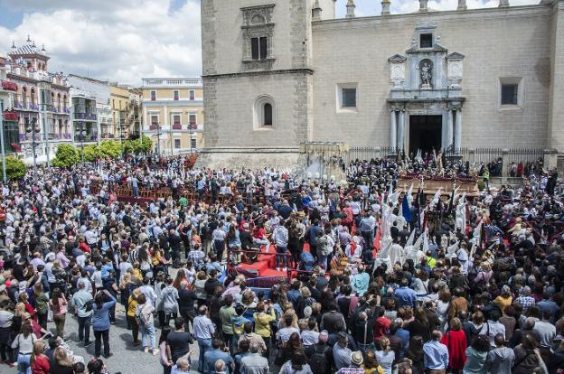 El Resucitado y La Aurora despiden la Semana Santa en Badajoz