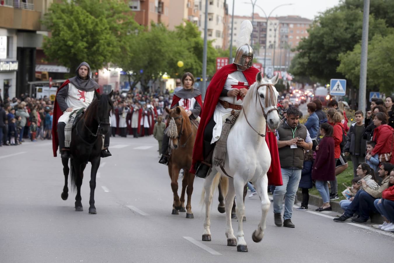 Cáceres vive su noche más legendaria en la quema del Dragón