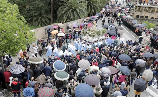 La bajada de la patrona de Cáceres se sobrepone al mal tiempo en su primer año de interés regional