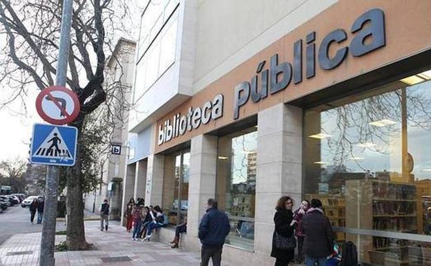 La biblioteca pública acoge un debate de Cáceres Abierto
