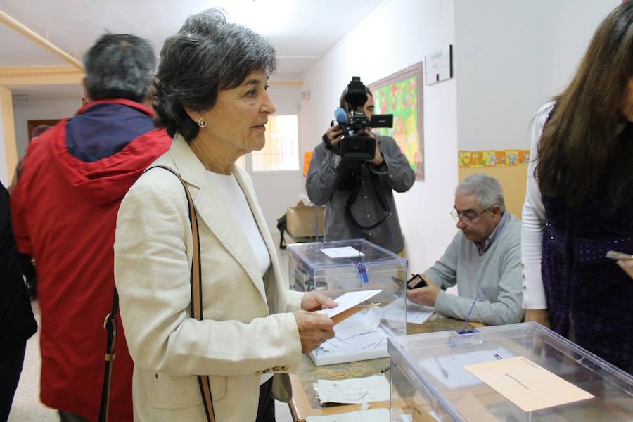 Políticos extremeños votando en sus colegios electorales