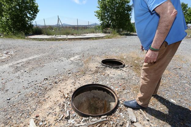 Vecinos de la Zona Norte de Mérida alertan del peligro de arquetas sin cubrir