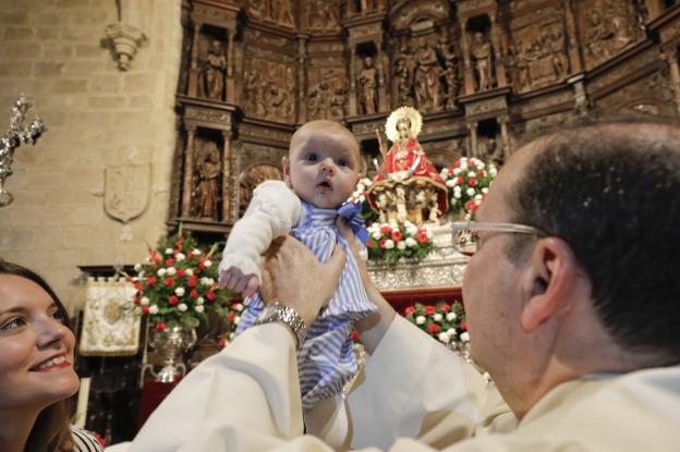 Se presentan a 170 niños ante la Virgen de la Montaña