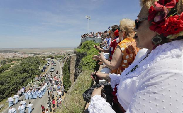 Calurosa despedida a la Virgen de la Montaña de Cáceres