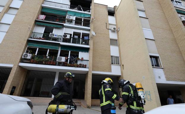 Una mujer y dos bomberos atendidos por inhalación de humo en el incendio de un piso de Mérida