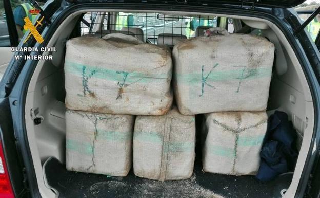 Tres años y medio de cárcel por llevar más de 200 kilos de hachís en su coche