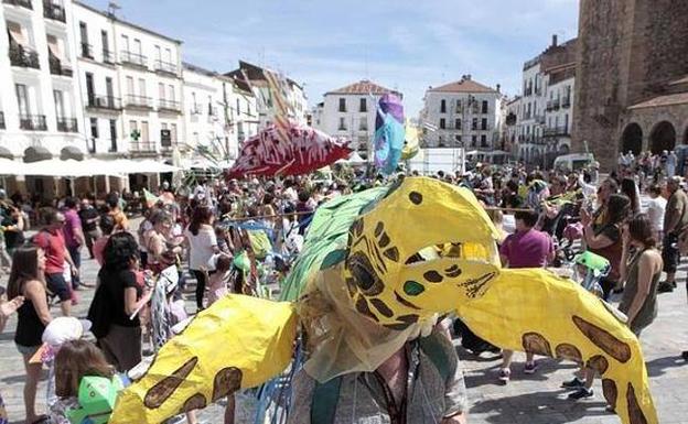 El tradicional pasacalles clausura el 28 Festival Womad en Cáceres