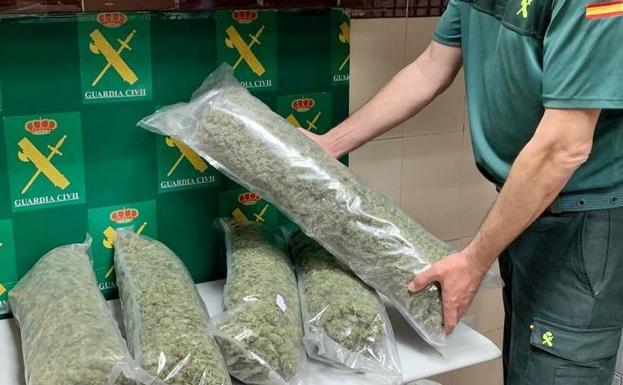 Detenido en la A-66 con más de seis kilos de cogollos de marihuana escondidos en su coche