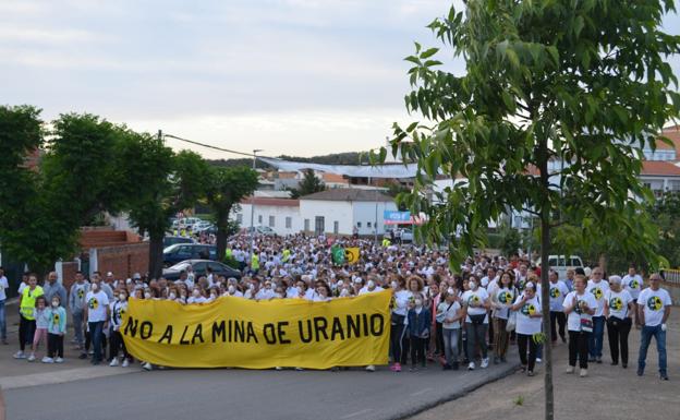 Cientos de personas muestran en Zahínos su rechazo a una mina de Uranio en el suroeste extremeño