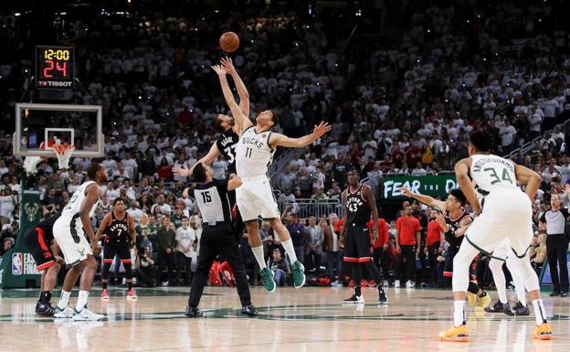 Brook Lopez gana el duelo a Marc Gasol y decide el triunfo de los Bucks