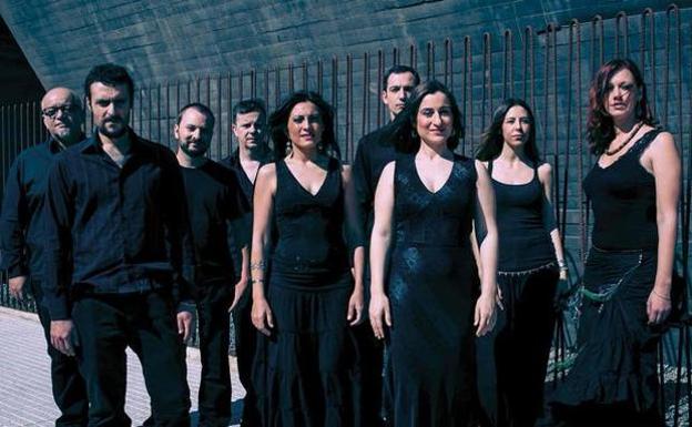 Actuación conjunta del grupo de folk Acetre y la OEx en Cáceres