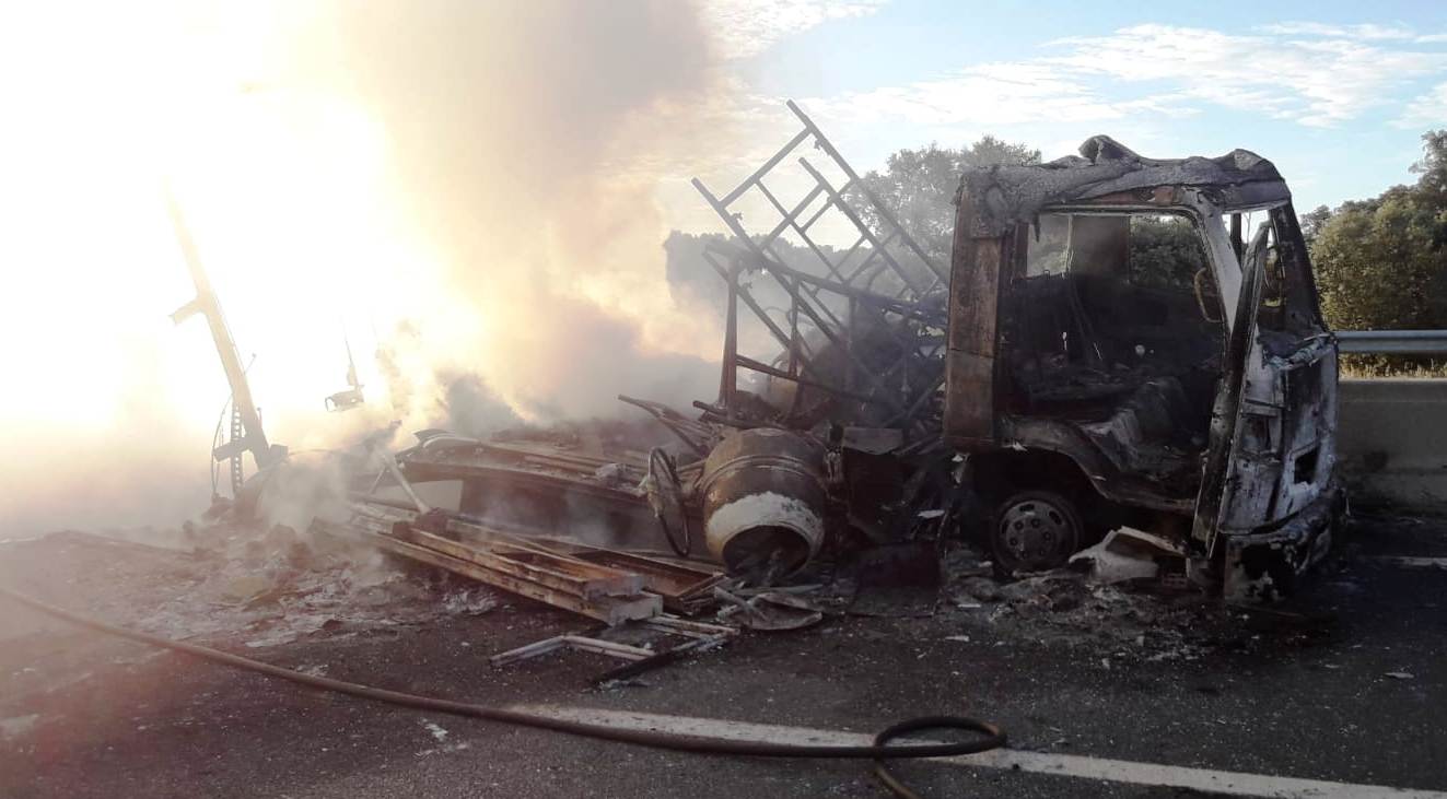 Calcinado un camión en la autovía A-5, cerca de Jaraicejo